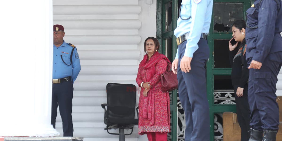 रविलाई भेट्न सिंहदरबार पुगिन् पत्नी निकिता