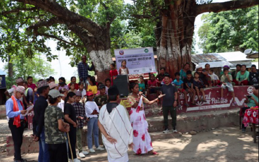 बाघको आक्रमणबाट बच्ने उपायको बारेमा सडक नाटक प्रदर्शन
