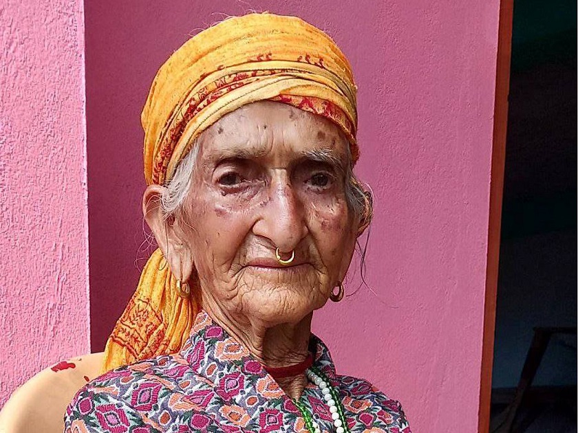११३ वर्षीया वृद्धाले गरिन् मतदान, भन्छिन्- गाउँठाउँकाे विकास हाेस्