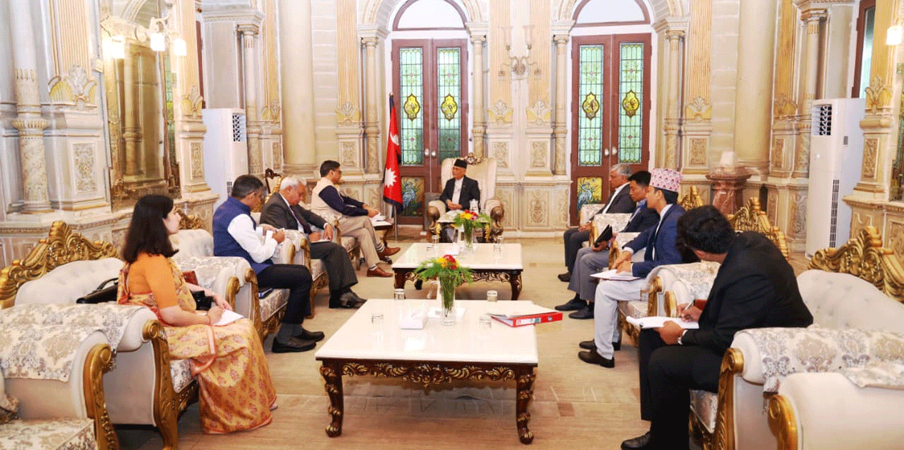 मोदीले पठाएको भारत भ्रमणको औपचारिक निमन्त्रणा पत्र प्रधानमन्त्री ओलीलाई हस्तान्तरण