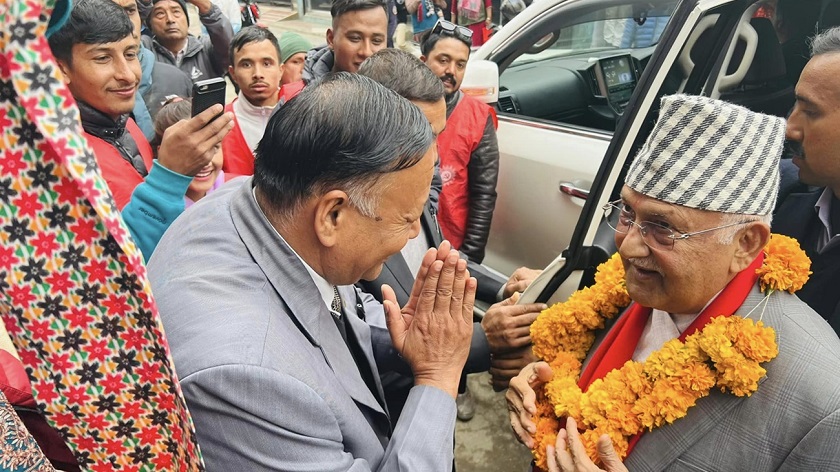 मध्यपहाडी यात्रामा हिँडेका ओलीलाई माओवादी नेताले गरे स्वागत