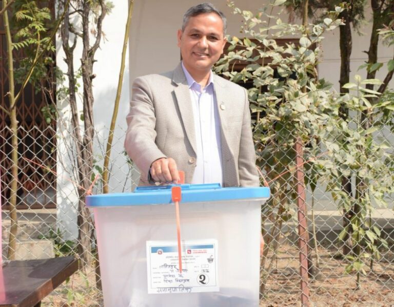 गृहमन्त्री अर्यालद्वारा ललितपुरमा मतदान