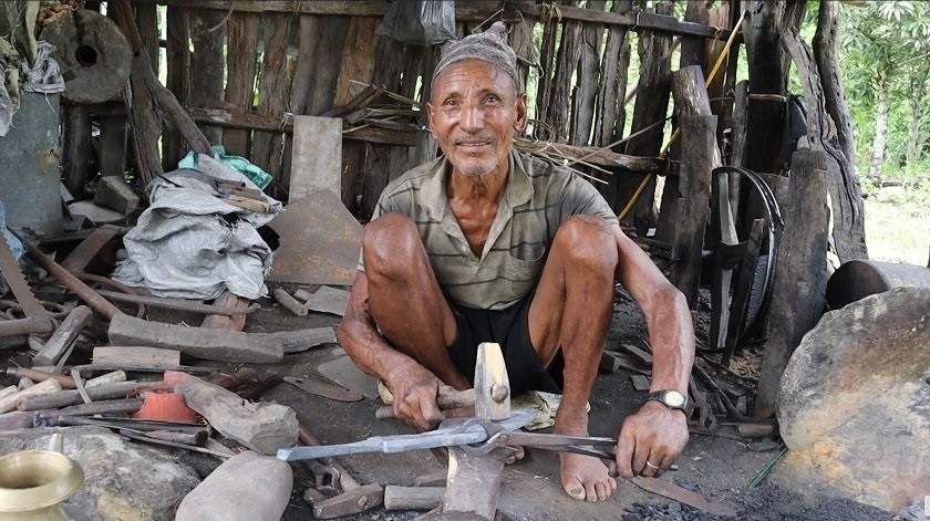 ६ दशकदेखि आरनमा फलाम पिट्दै पदमलाल