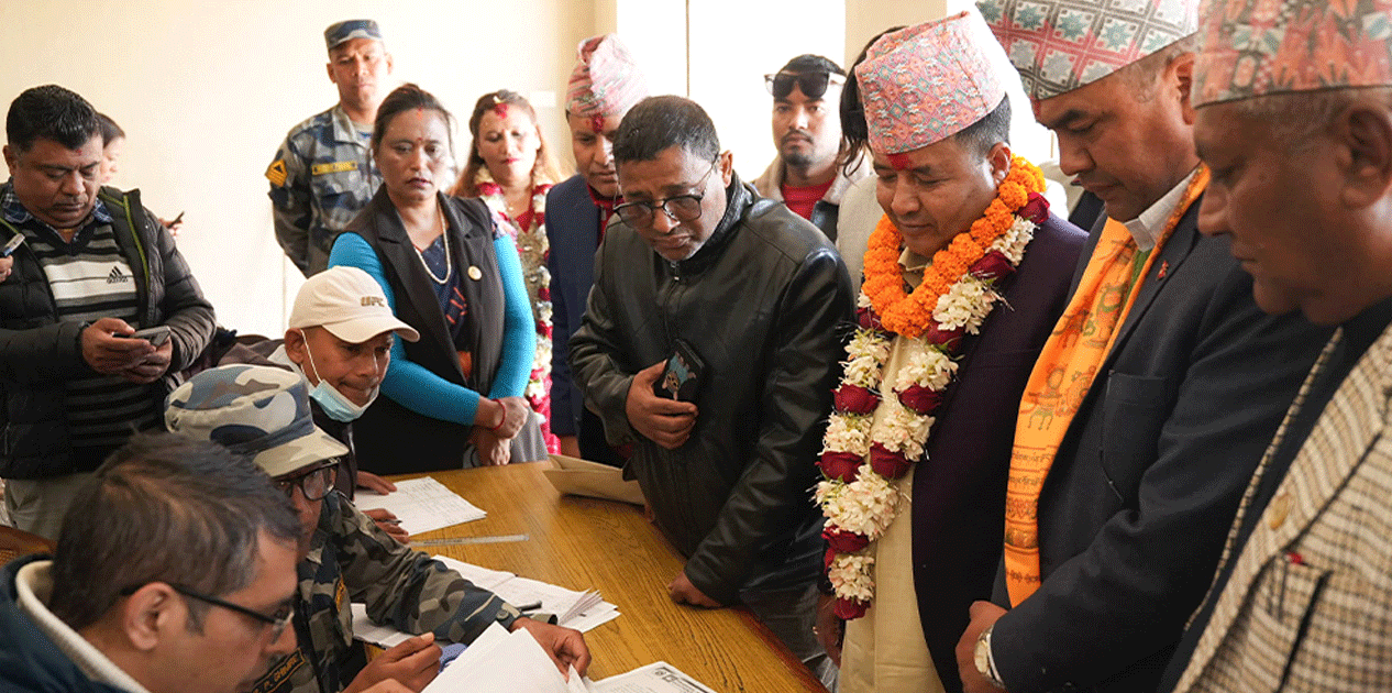 महेश बस्नेतले भक्तपुर-२ बाट गराए उम्मेदवारी दर्ता