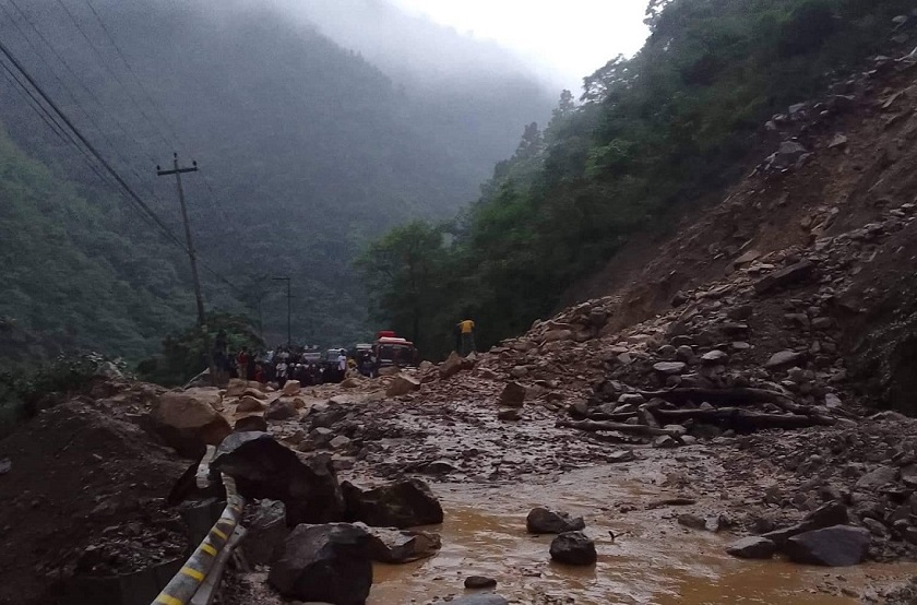 पहिरोका कारण भीमदत्त राजमार्ग अवरुद्ध