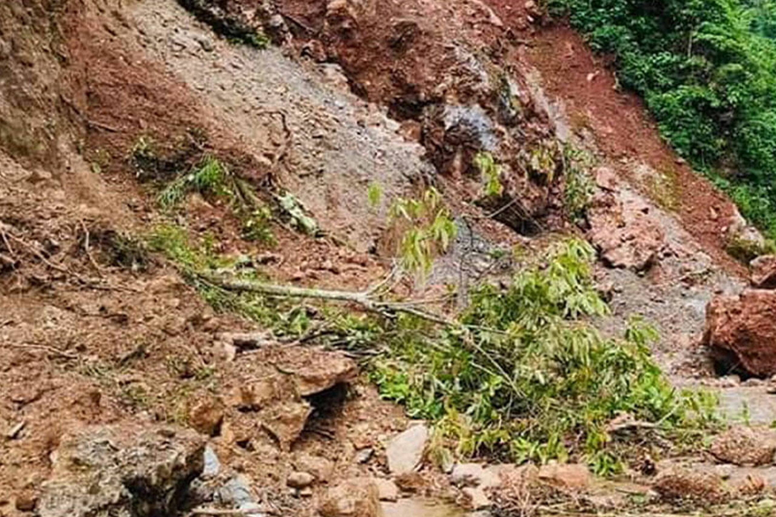 वर्षाका कारण देशभरका चार राजमार्ग अवरुद्ध