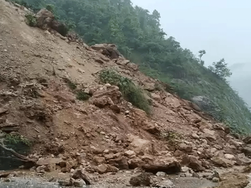 दासढुंगादेखि मुग्लिनसम्मको सडक सधैँ पहिरोको जोखिममा
