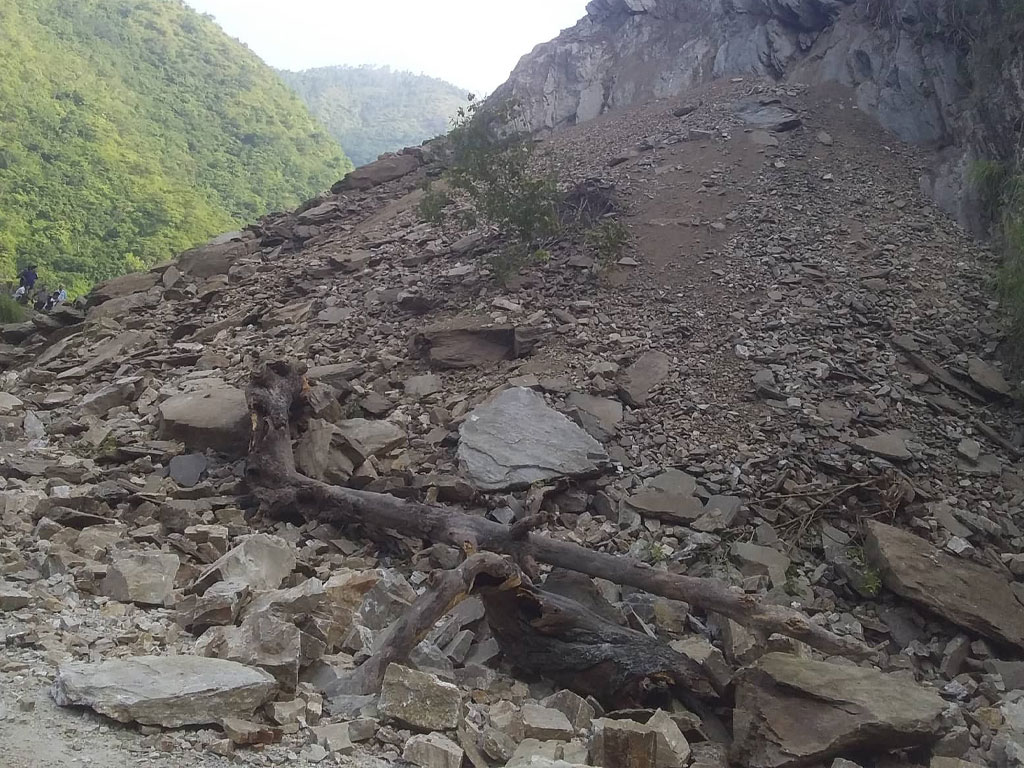 सुक्खा पहिरो खस्दा हेटौँडा-काठमाडौँ जोड्ने सडक अवरुद्ध