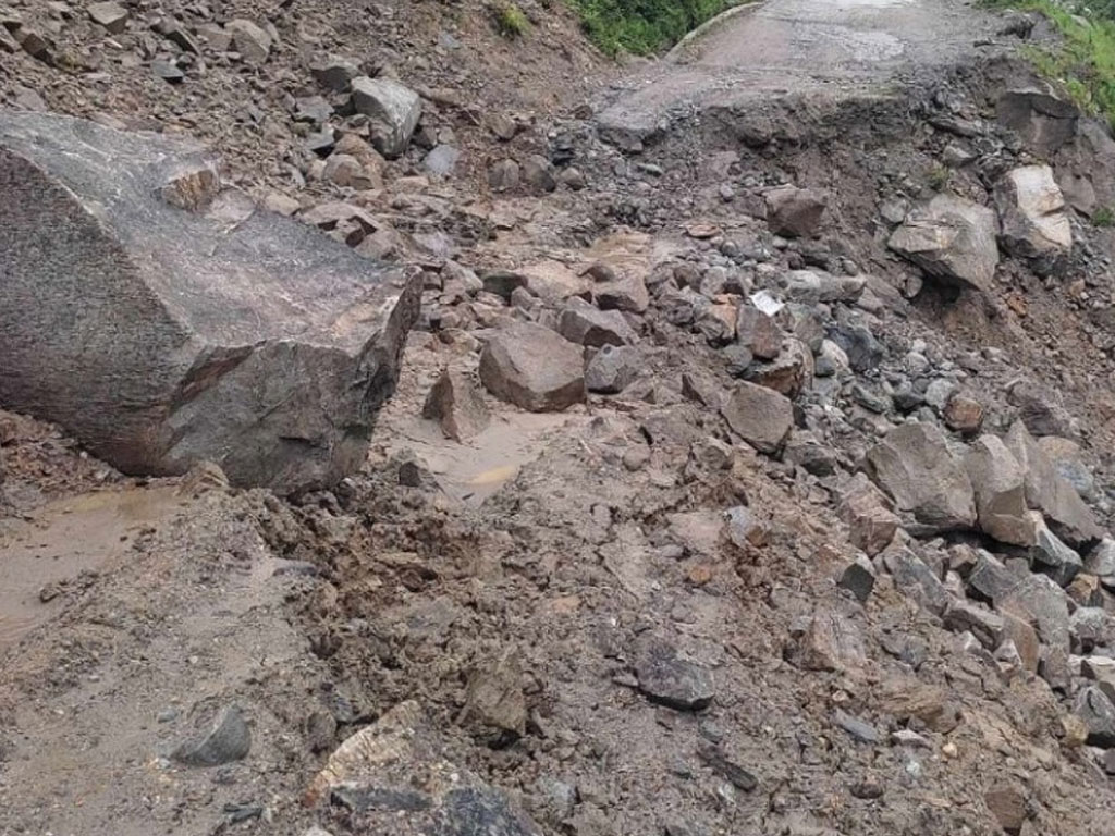 कोशी राजमार्गको हुङ्गुङ खण्डमा ठूलो पहिरो, तीन दिनदेखि आवागमन पूर्ण रूपमा ठप्प