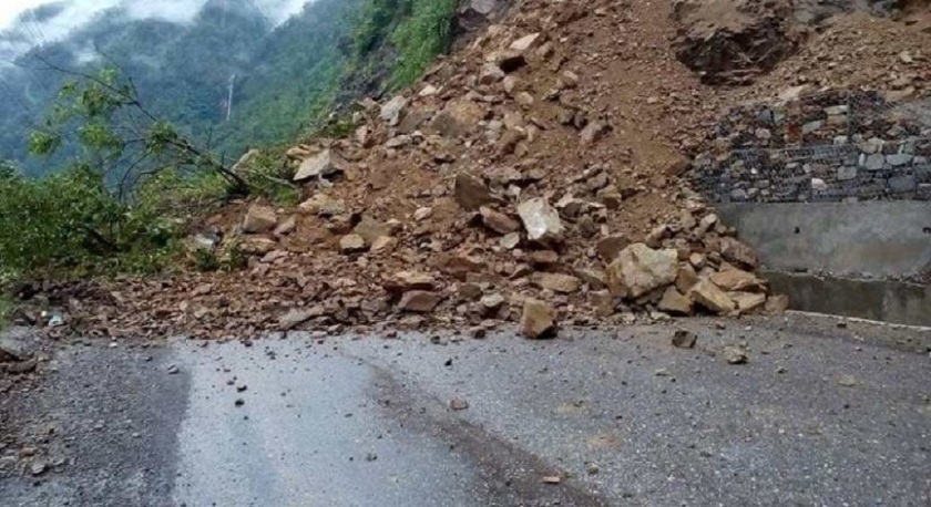 पहिरो जाँदा कर्णाली राजमार्ग अवरुद्ध