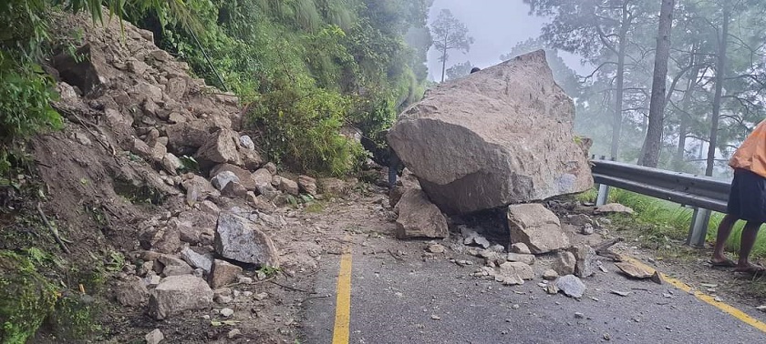 पहिरोका कारण कान्ति लोकपथ र मदन भण्डारी मार्ग अवरुद्ध