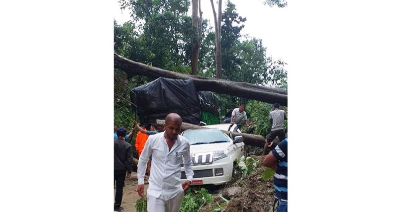 दाउन्नेमा पहिरो खस्दा पूर्वपश्चिम राजमार्ग अवरुद्ध