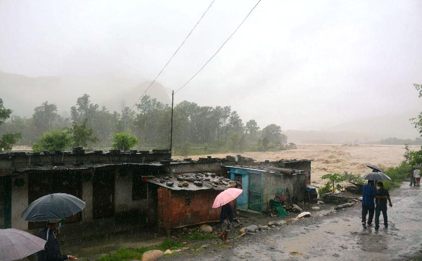 पहिरोको जोखिम बढेपछि ४३ घरपरिवारलाई सुरक्षित स्थानमा स्थानान्तरण