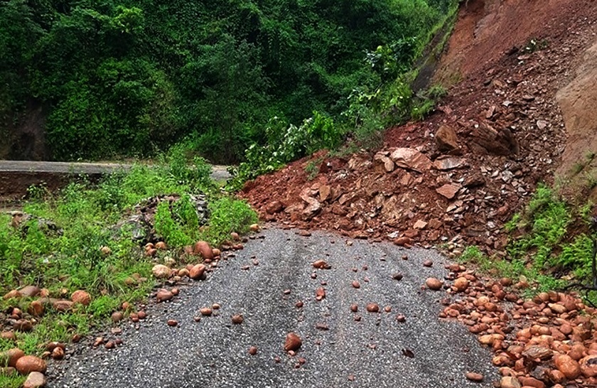 पहिरोका कारण सिद्धार्थ राजमार्ग अवरुद्ध