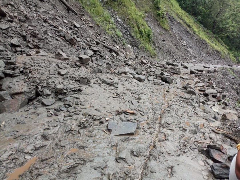 निरन्तरको वर्षाले बेनीमा दुई घर भत्किए