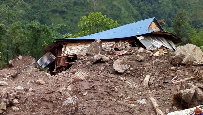 पहिरोले एक घर पूर्णरूपमा क्षतिग्रस्त