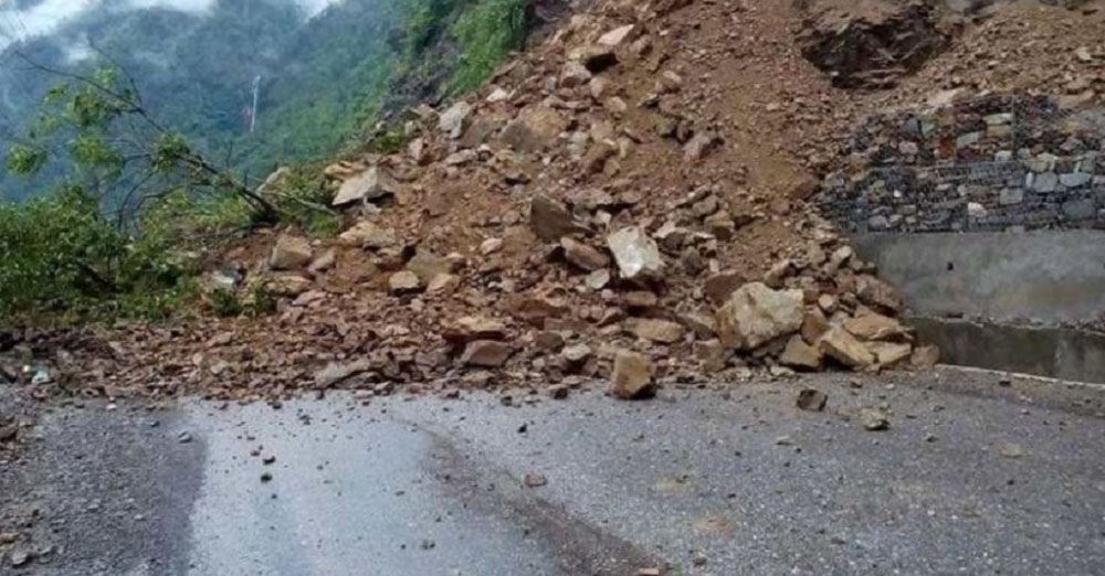 पहिरोले मध्यपहाडी लोकमार्ग अवरुद्ध, यातायातका साधान कालापैरामा रोकिए