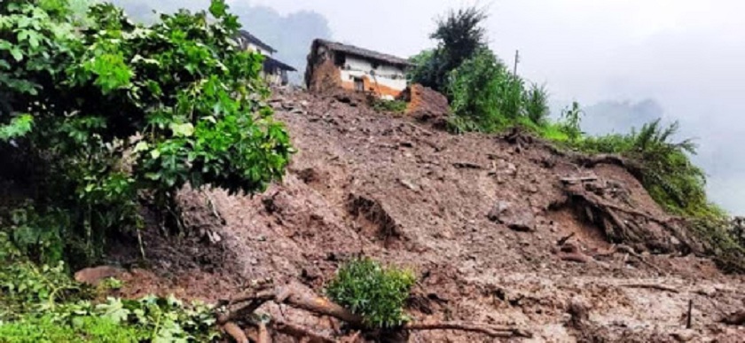 बाजुरामा पहिरोबाट ६२ परिवार विस्थापित