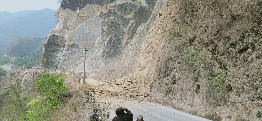 तनहुँमा पहिरोले पृथ्वी राजमार्ग  अवरुद्ध