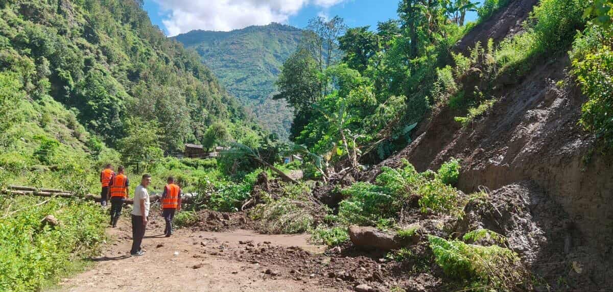 अछाममा पहिरोले सडक अवरुद्ध, एक घर जोखिममा