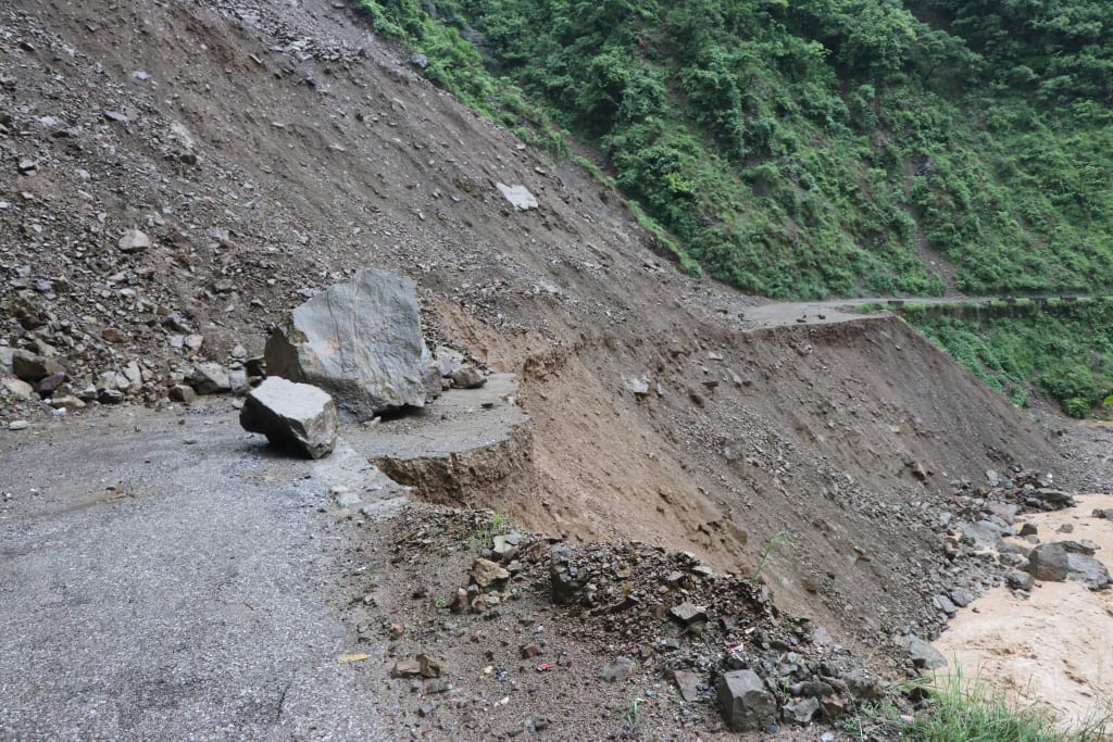 पहिरो पन्छाउन नसक्दा पाँच दिनदेखि यातायात ठप्प