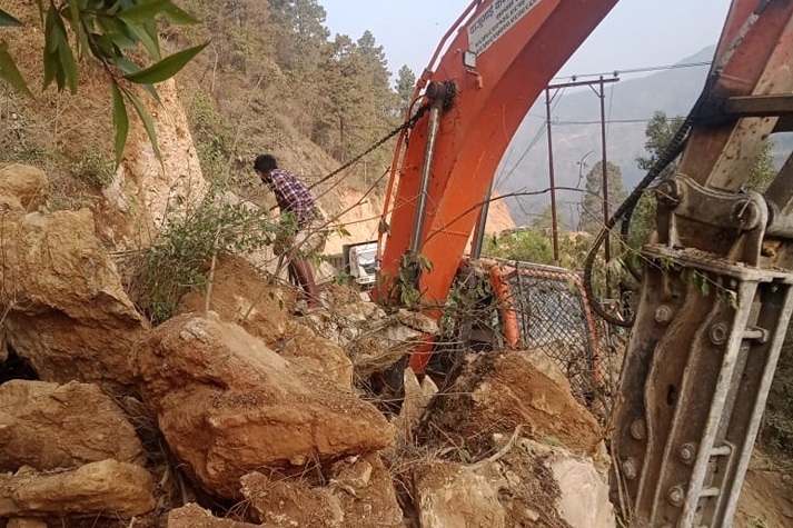 सुक्खा पहिरोले राप्ती लोकमार्ग अवरुद्ध