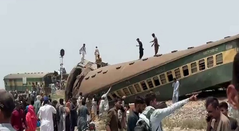 पाकिस्तानकाे पञ्जाबमा दुई रेल ठोक्किँदा २९ जना घाइते