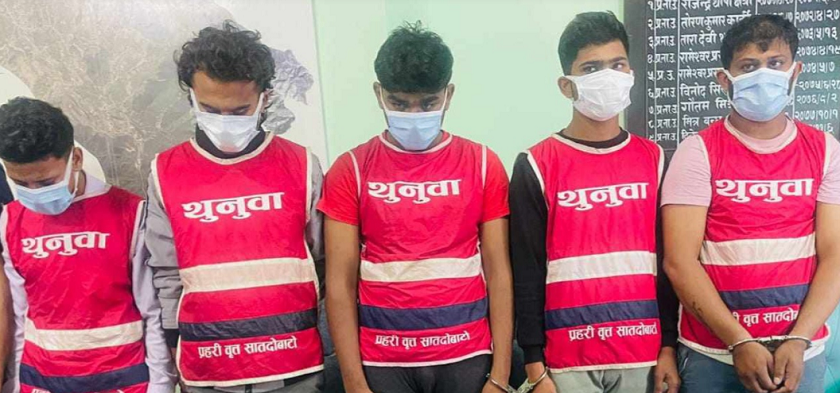 भारतीय नागरिकको कोठामा प्रहरीको छापा, सुन र ५० लाखसहित ५ जना पक्राउ