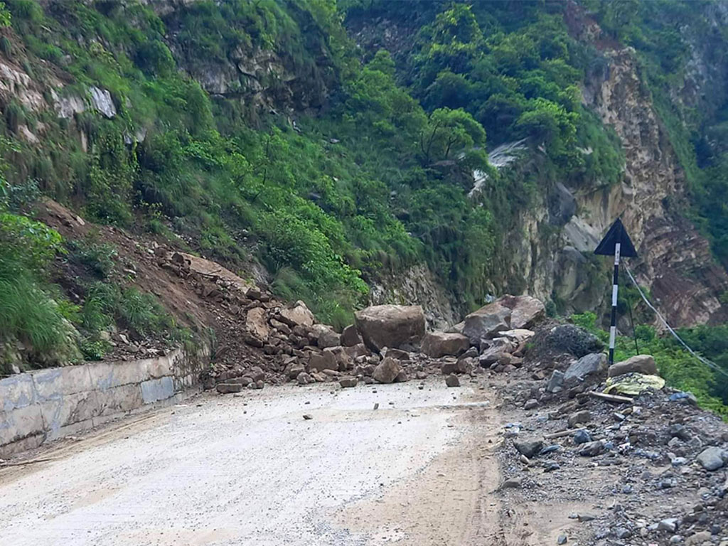 वर्षाका कारण साँफे-मार्तडी सडक अवरुद्ध