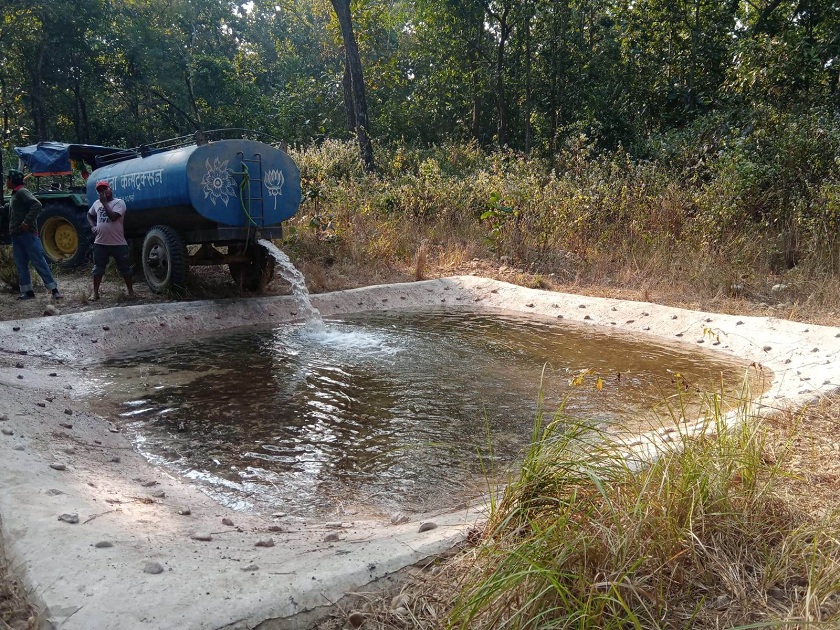 पर्सा राष्ट्रिय निकुञ्जभित्रका वन्यजन्तुहरूलाई ट्यांकरमा पानी ओसारेर खुवाइँदै
