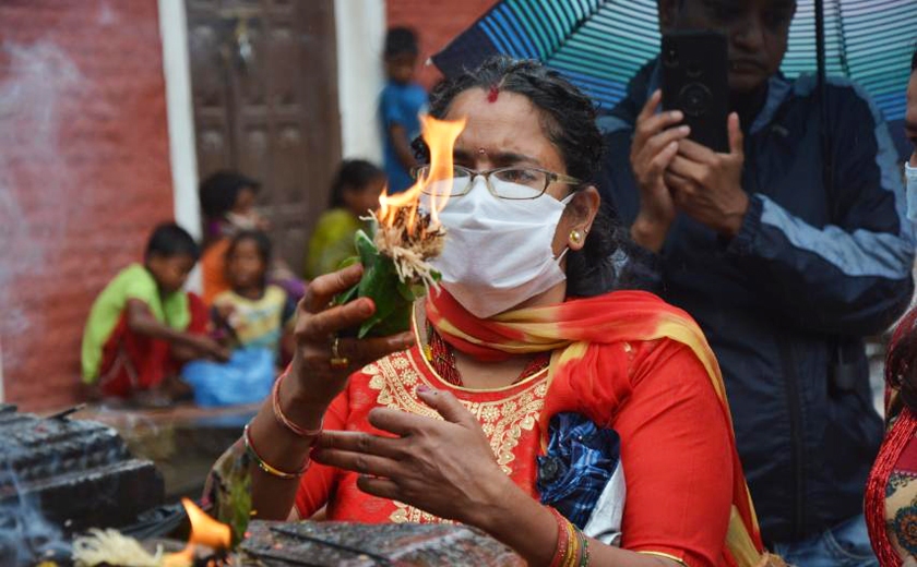 पशुपतिलगायत देशभरका शिवालयमा भक्तजनको भीड