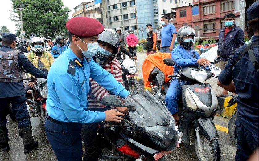 अफलाइन राइडरलाई धमाधम कारबाही गर्दै प्रहरी