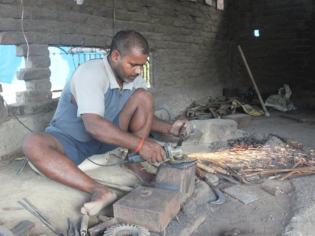 पुरानो आरनमा नयाँ चमक : शिवलाल लोहारको फलाम यात्रा