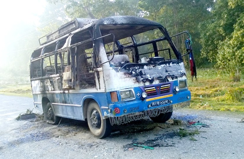 आगजनीबाट क्षेतिग्रस्त यात्रुबाहक बस