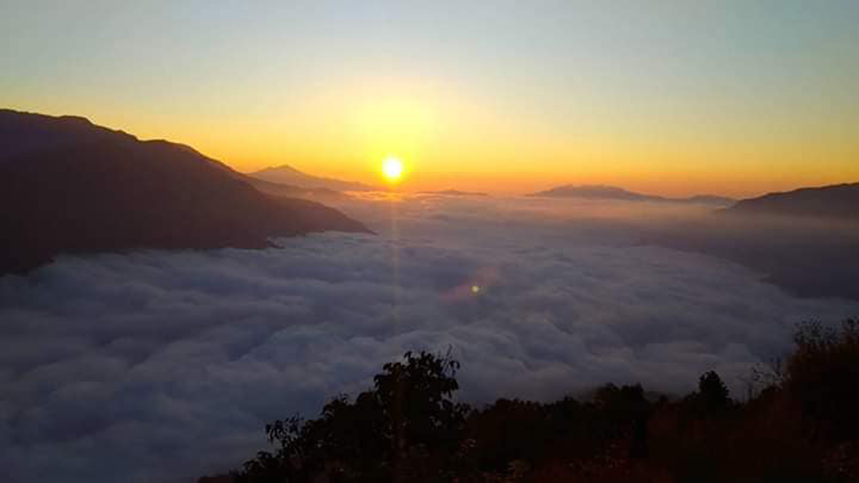 सूर्योदय हुँदा देखिएको पञ्चकोटको सुन्दर दृश्य