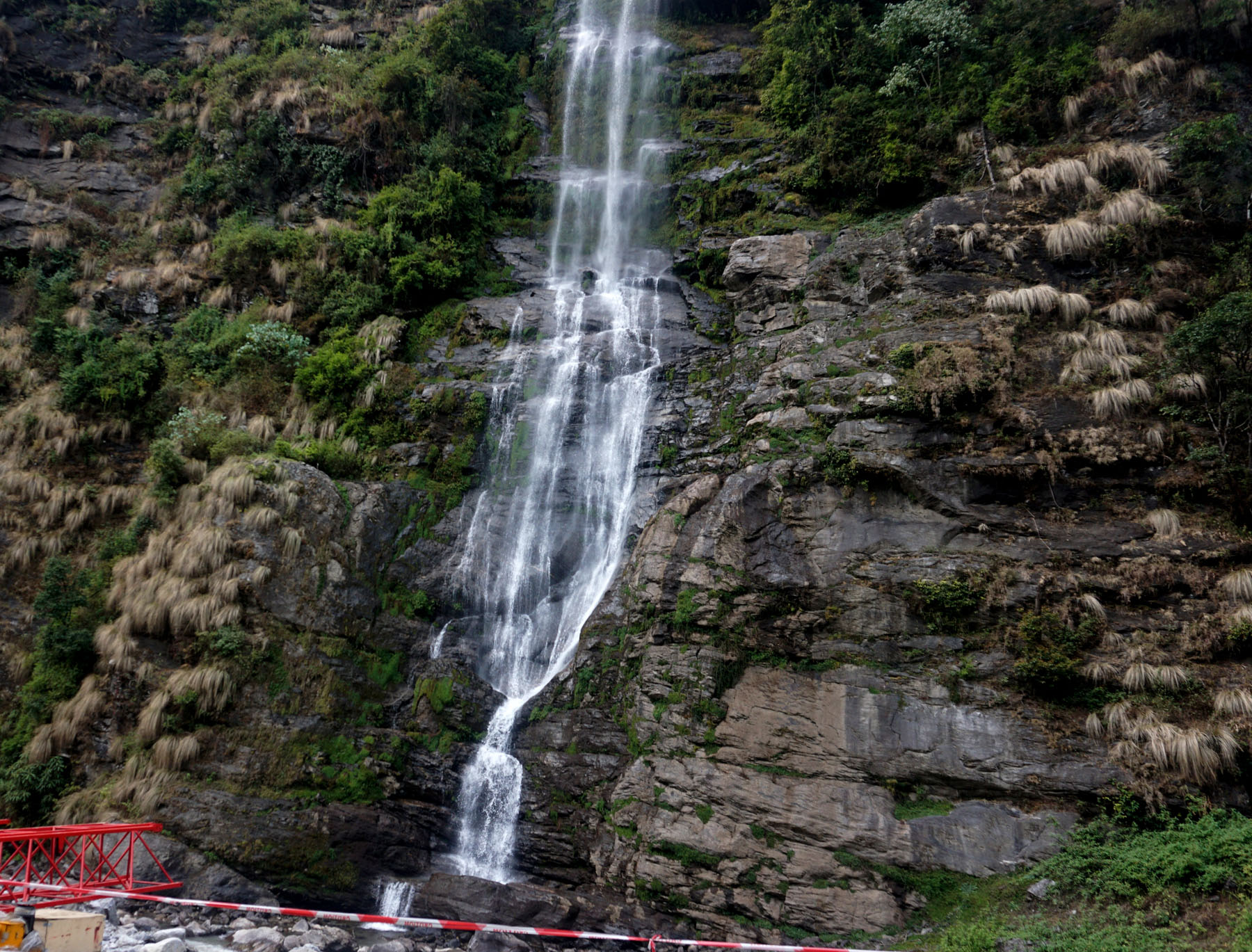 मेलम्ची खानेपानी आयोजनाको मुहानस्थल नजिक सुन्दर झरना