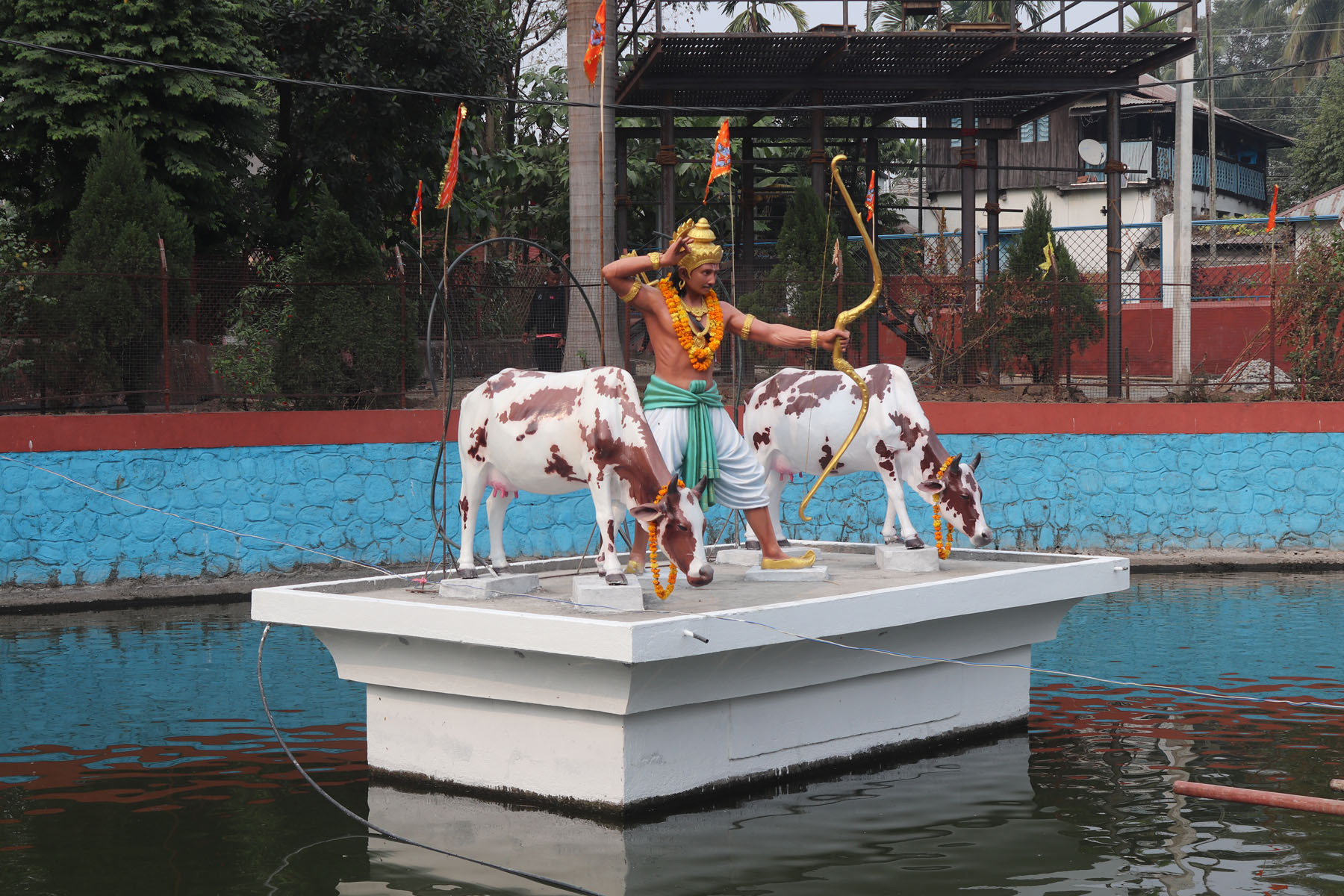 अर्जुनधारा जलेश्वधाम परिसरमा बनाइएको गाईका मूर्ति