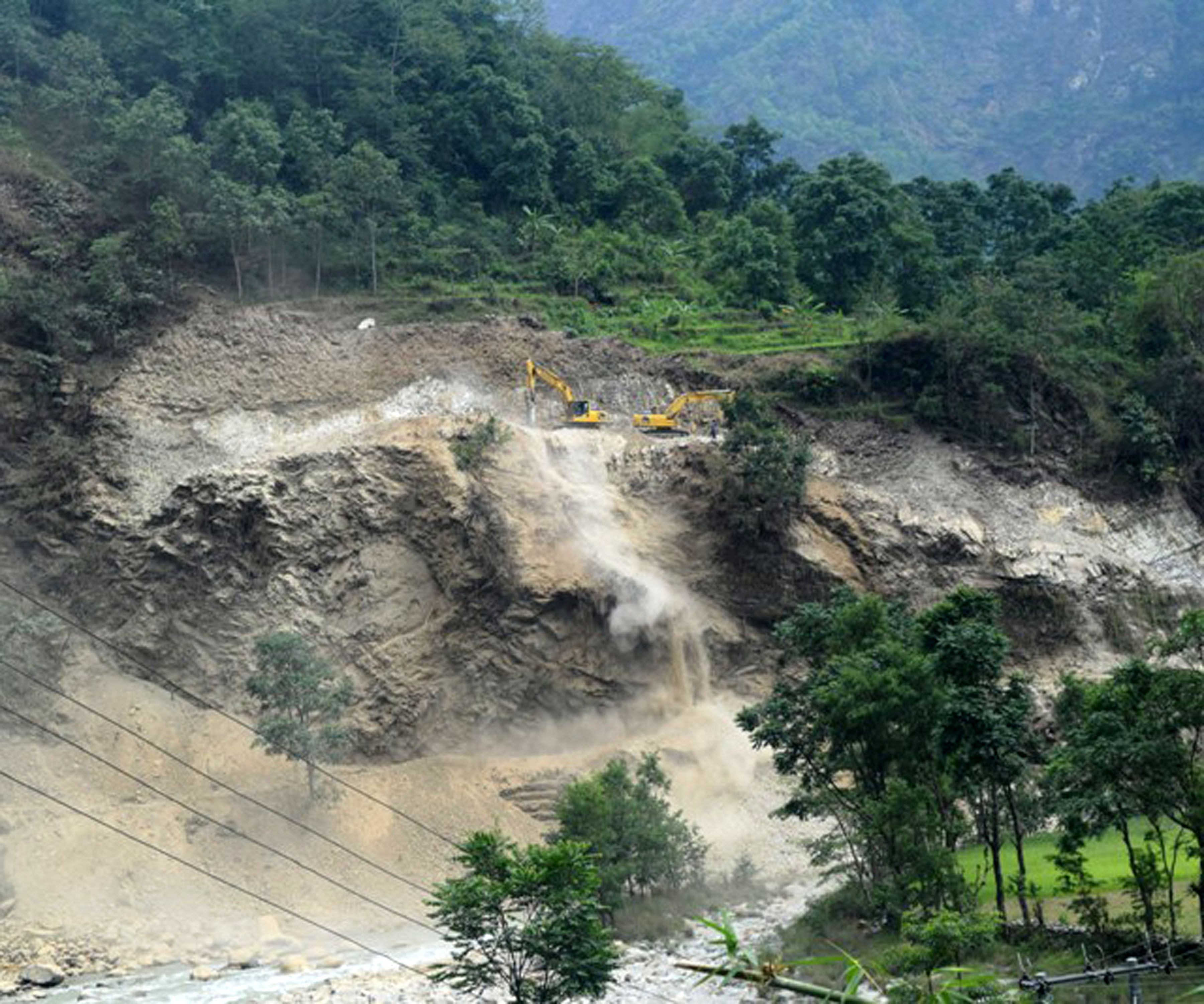 सिंगाको चट्टान काट्दै डोजर