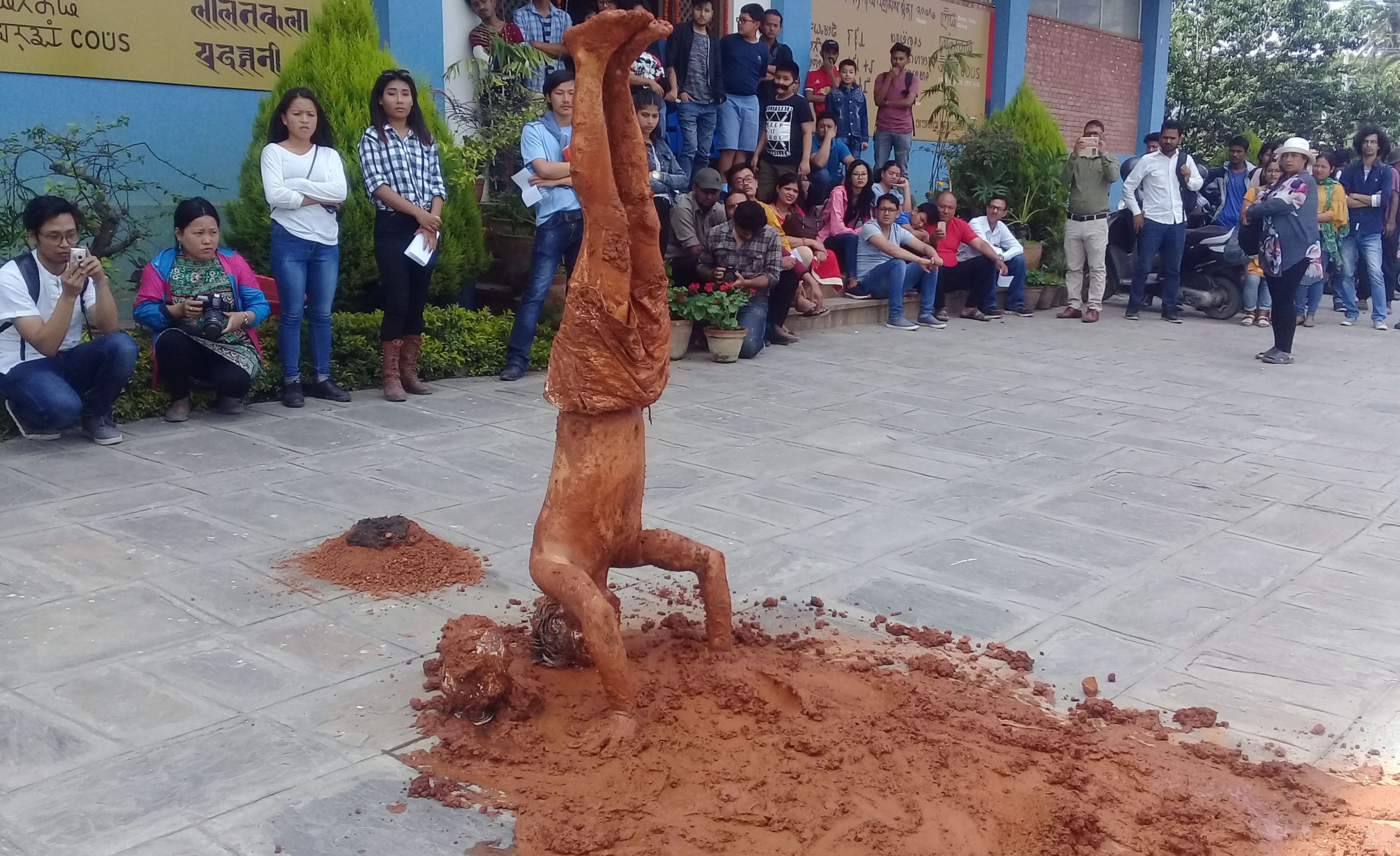 भावभङ्गी कला प्रस्तुत गर्दै कलाकार