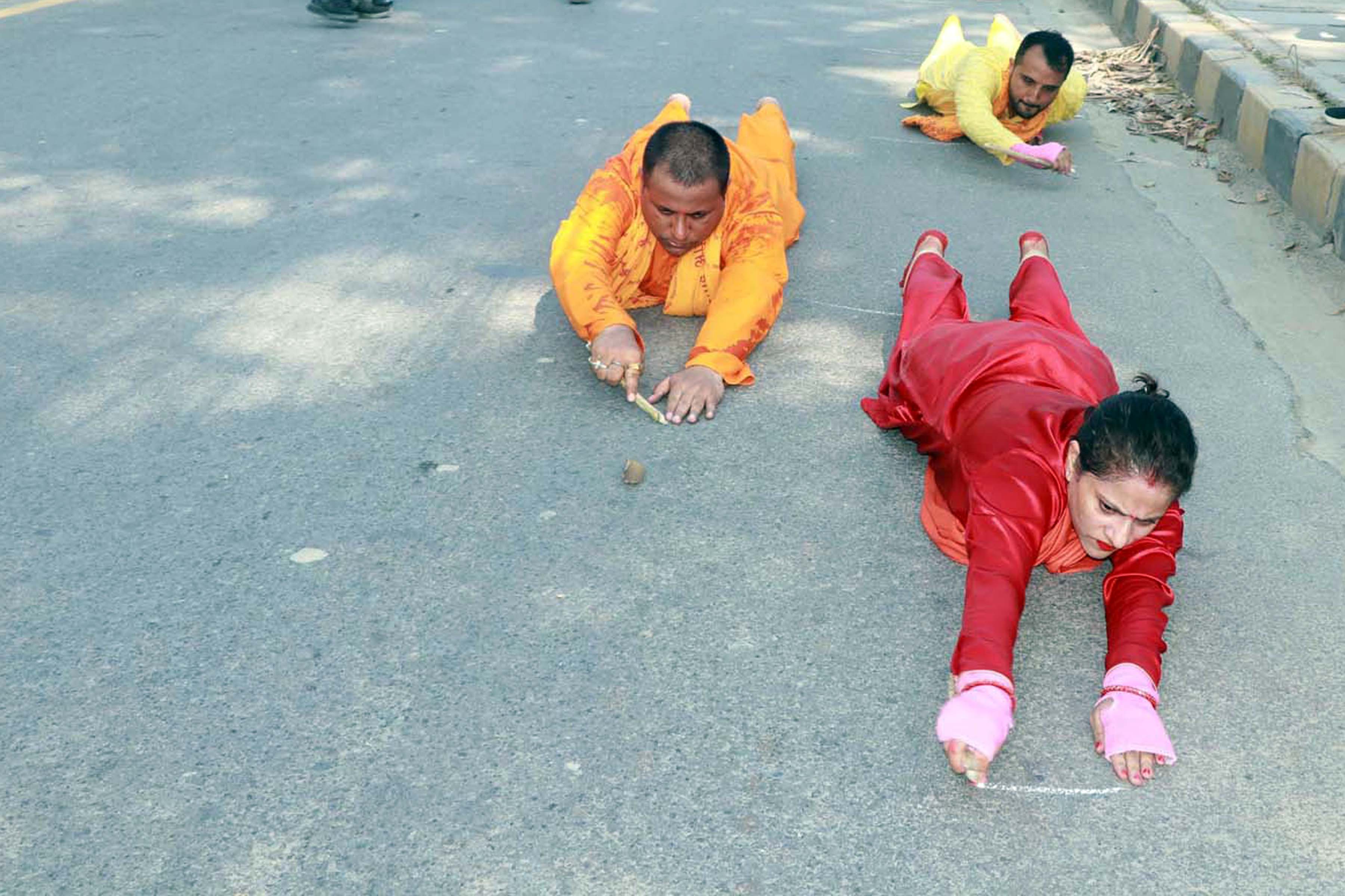 अस्ताउँदो  सूर्यलाई अघ्र्य दिन घस्रर्दै महानगरपालिका प्रमुख