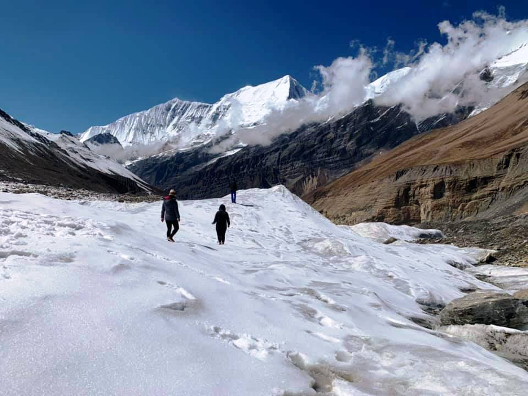 धवलागिरि आधार शिविरमा पर्यटक