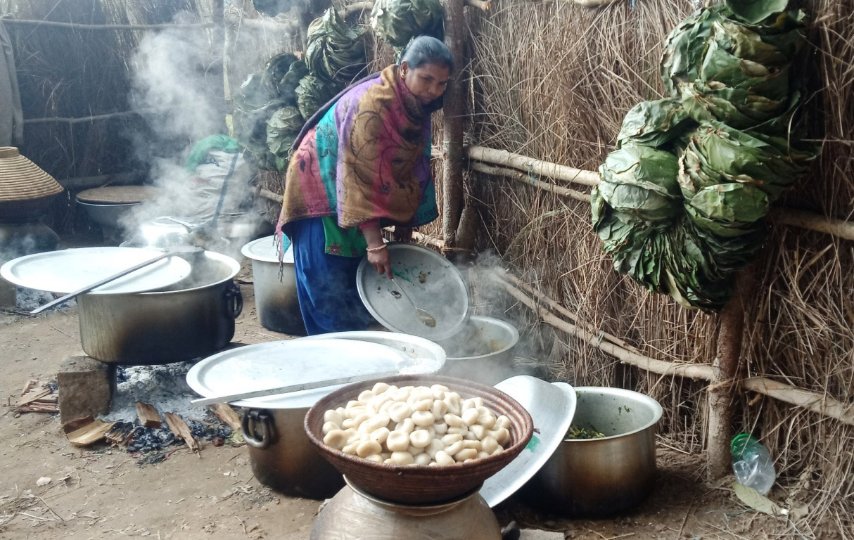 ढिक्री बनाउँदै थारु महिला