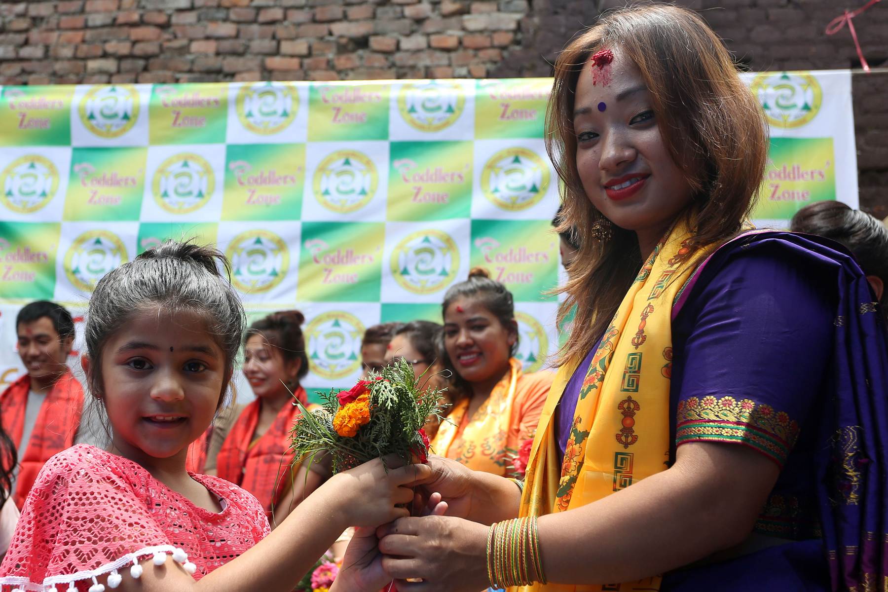 गुरुपूर्णीमाको अवसरमा गुरुलाई पूजा तथा सम्मान गर्दै विद्यार्थी