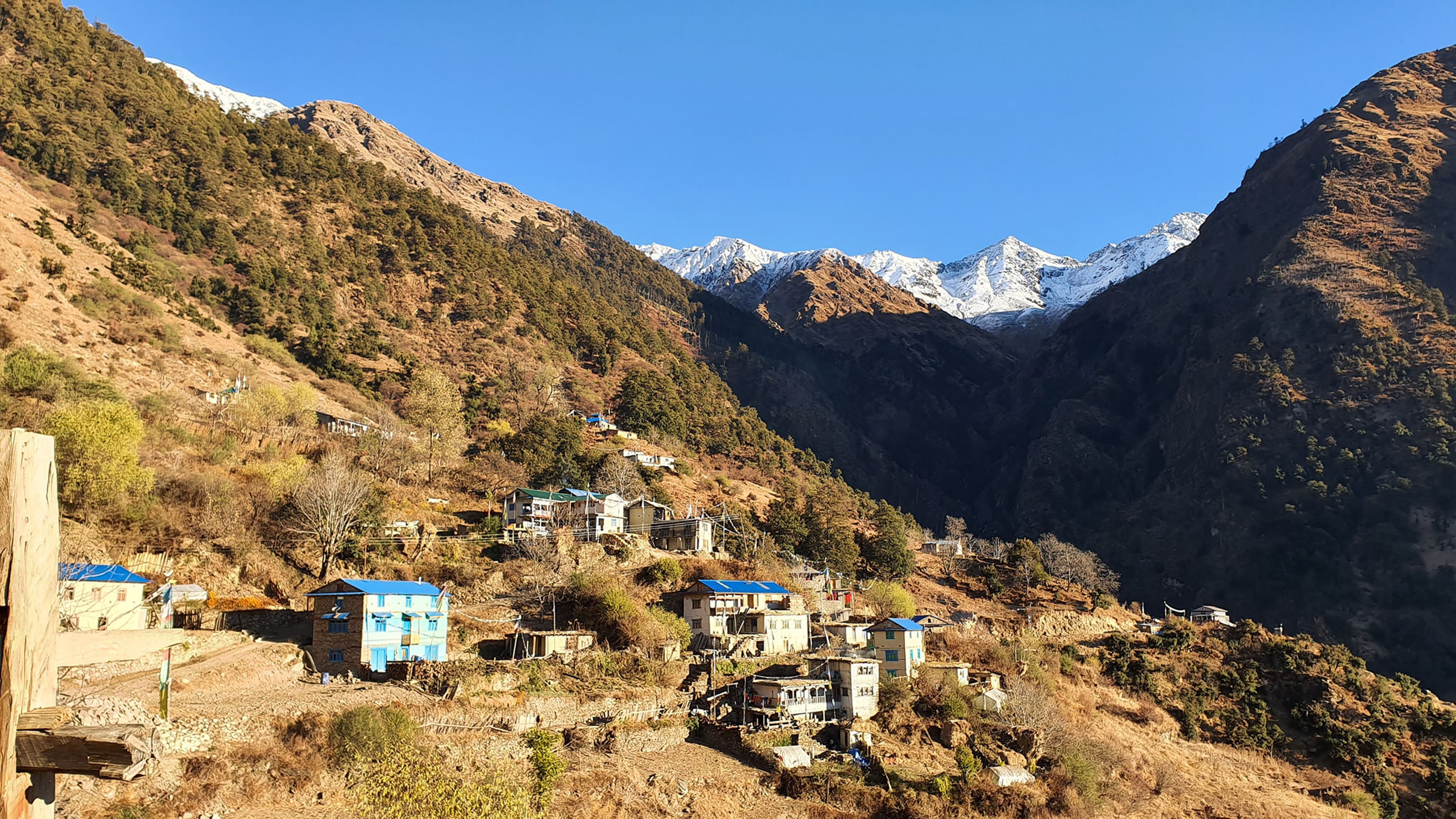 चौरीकोट गाउँबाट देखिने हिमालको दृश्य