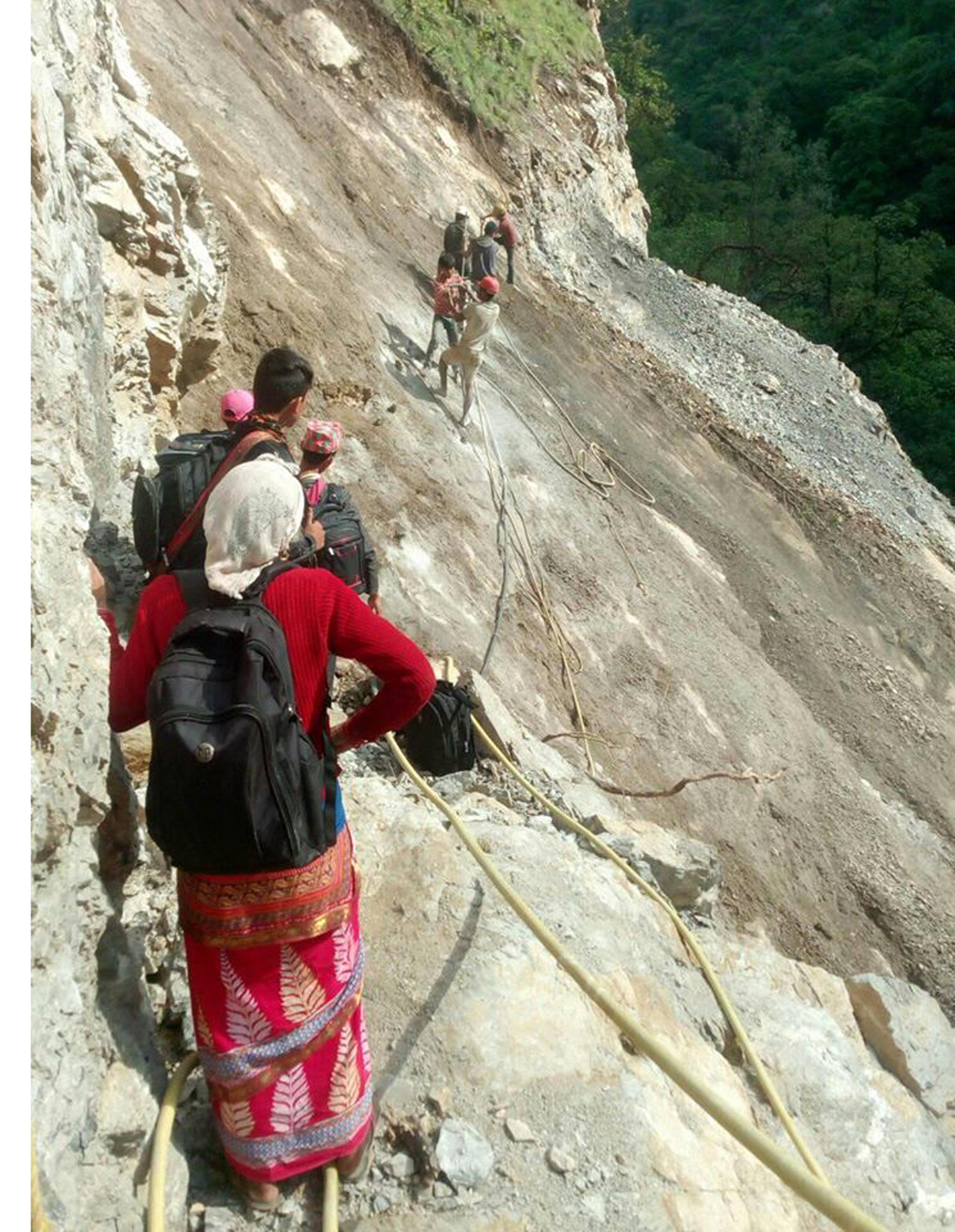 गेडेनी भीरमा जोखिम मोलेर यात्रा गर्दै यात्रु