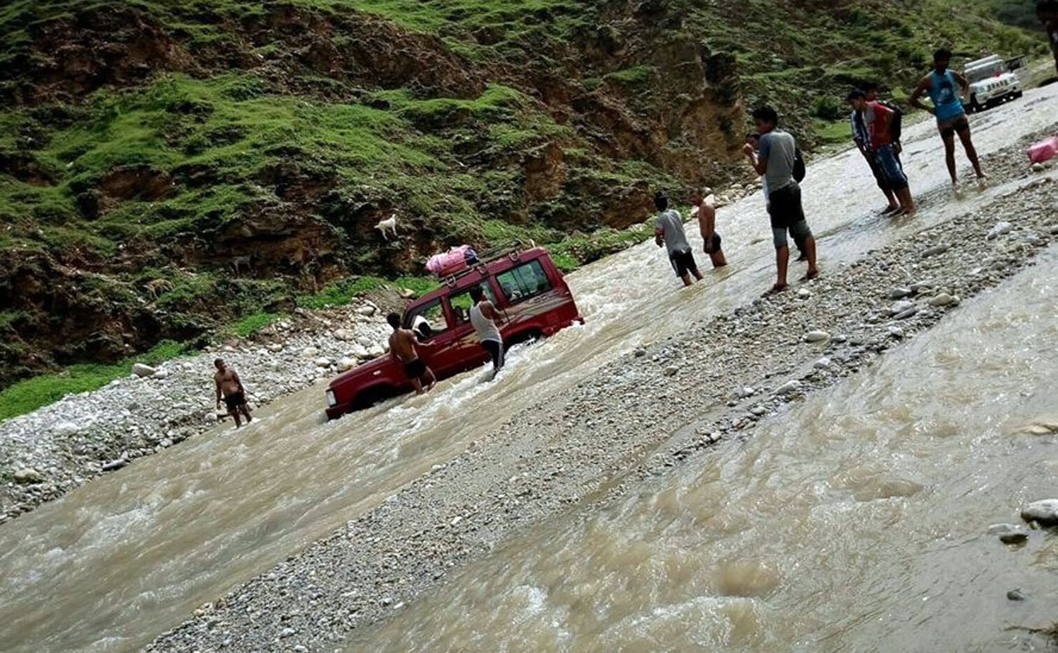 जोखिम मोलेर खोला तर्दै जीप