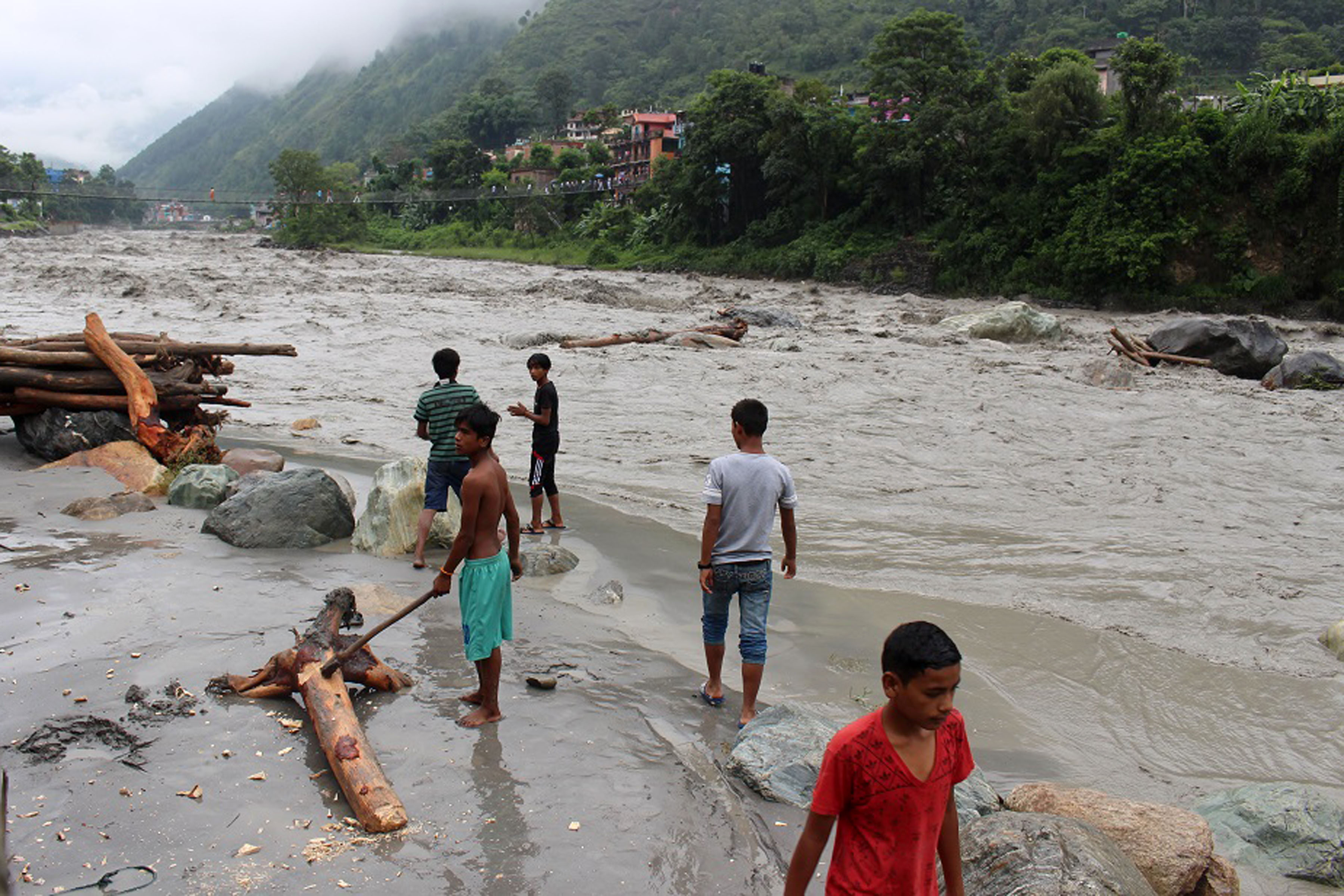 कालीगण्डकी किनारामा संकलन गर्दै स्थानीयवासी