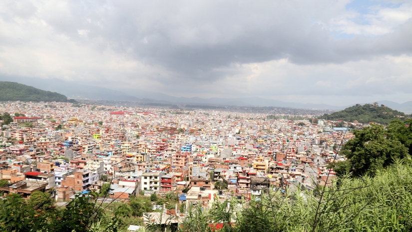 स्वयम्भूको हल्चोकबाट देखिएको काठमाडौँ उपत्यकाको रमणीय दृश्य
