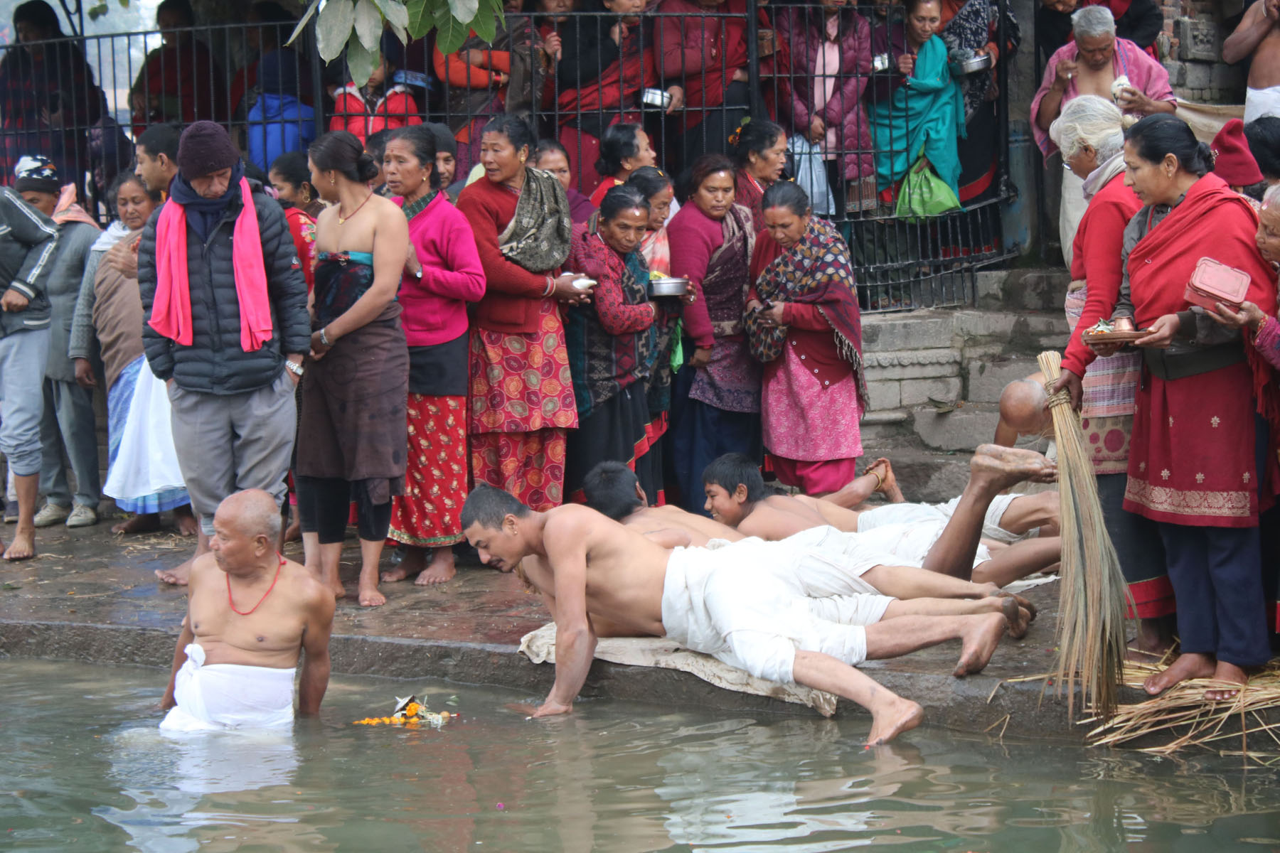 त्रिवेणी धाममा स्नान  गर्न लड्दै आउदै ब्रतालु