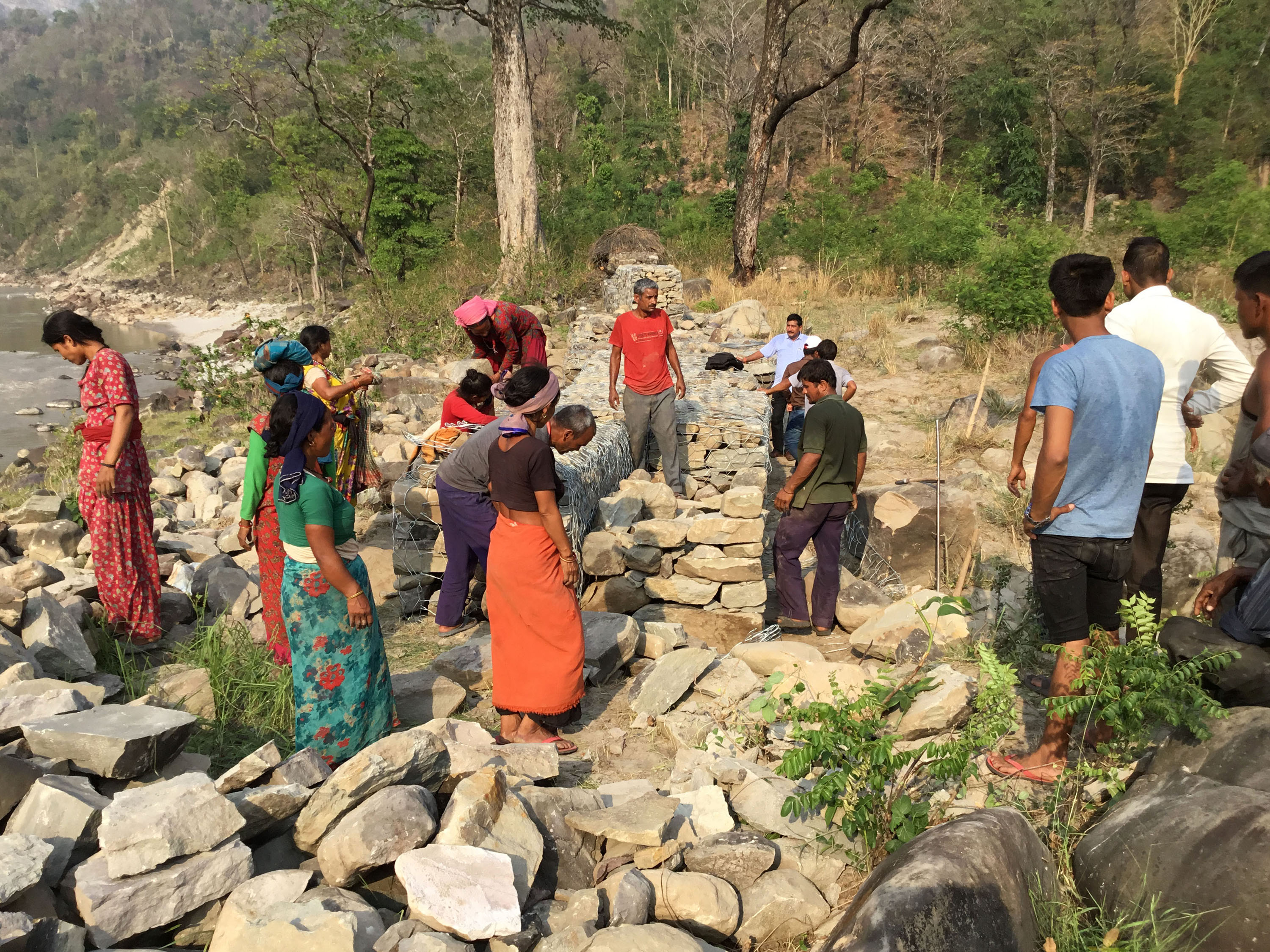 महाकाली नदीमा तटबन्ध निर्माणका लागि श्रमदान गर्दै स्थानीय बासिन्दा